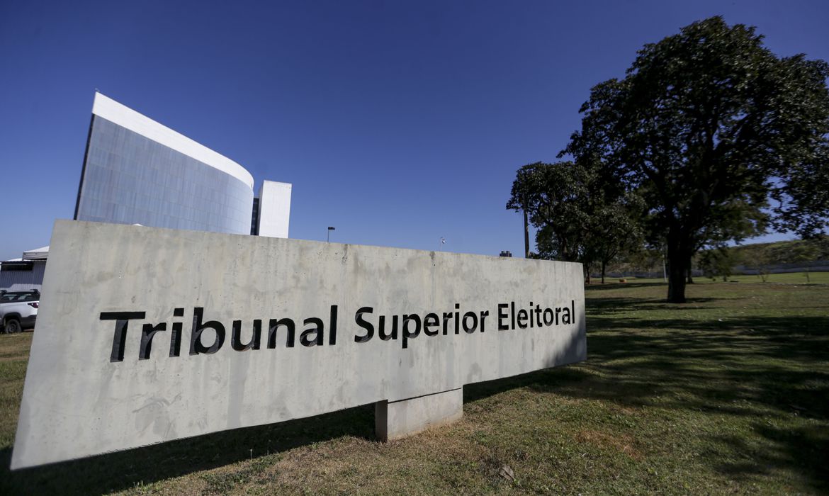 TSE suspende sessão com 3 votos a 1 pela inelegibilidade de Bolsonaro