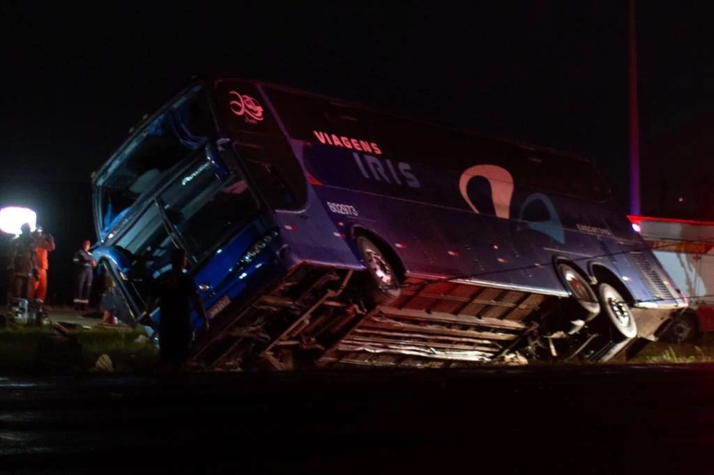 ​Ônibus irregular fugindo de escolta capota e mata 7 em Goiás; Motorista atropela 16 pessoas na região em São Paulo