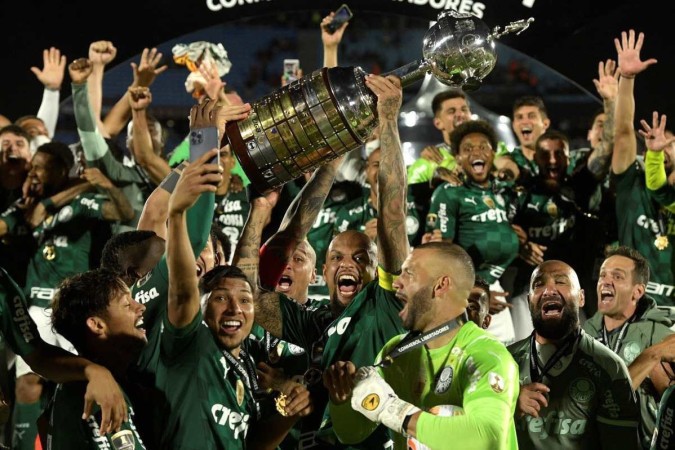 Palmeiras avança e Flamengo decide hoje