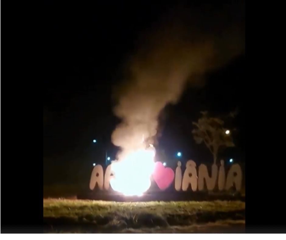 ​Foguete do Ano Novo atinge e incendeia placa com nome de Aragoiânia