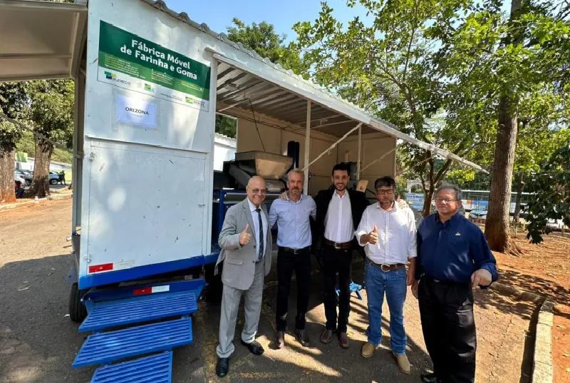 Professor Alcides entrega equipamentos para pequenos produtores