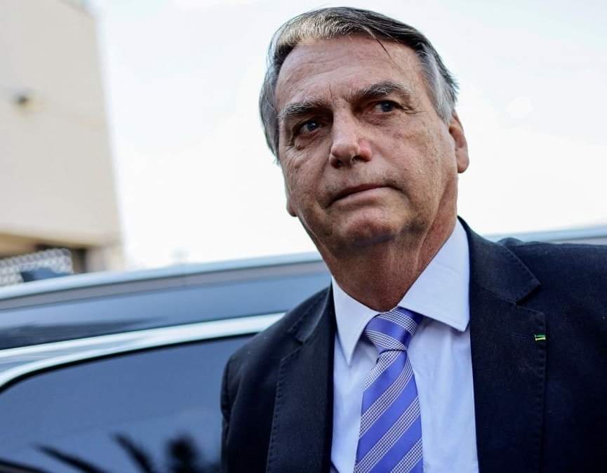 ​Bolsonaro desviou R$ 25 milhões em joias e presentes, diz PF.