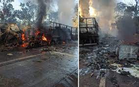 Caminhões batem de frente, pegam fogo e ficam destruídos na BR-153, em Uruana
