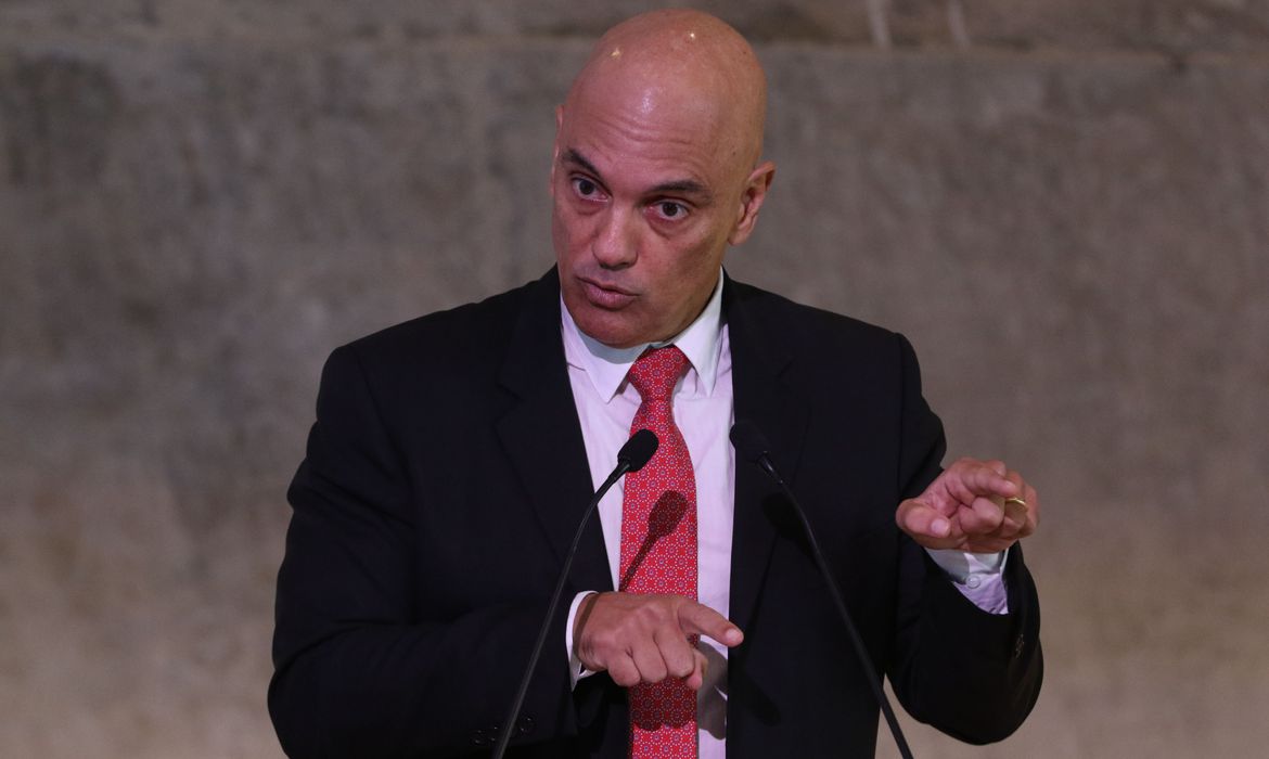 Moraes determina bloqueio de redes sociais de influenciador digital