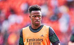 Vini Jr. é alvo de ofensas racistas, se revolta e acaba expulso em derrota do Real Madrid
