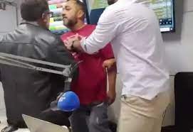 Homem invade estúdio de rádio e agride jornalistas durante transmissão ao vivo de programa na cidade de Catalão