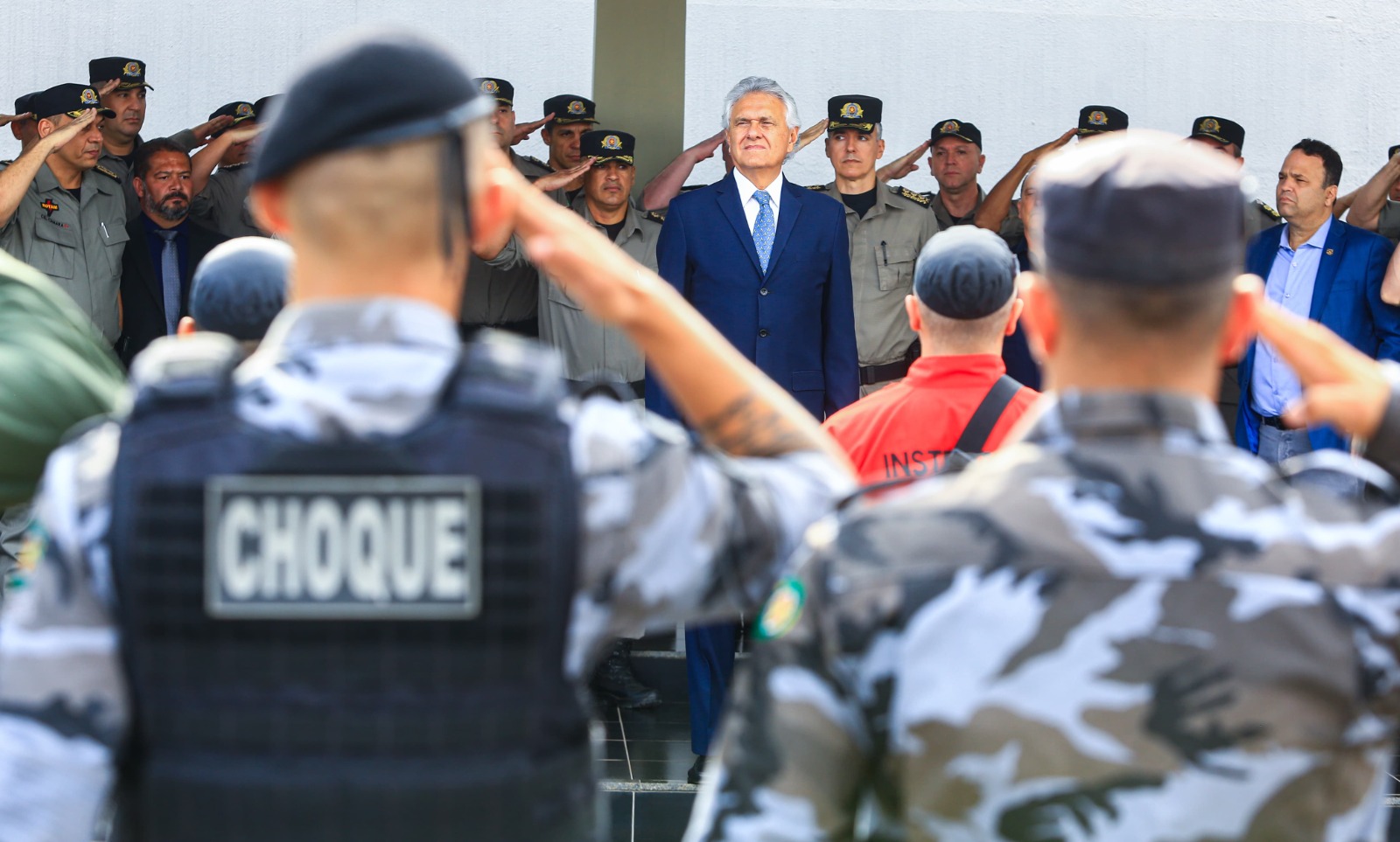 Caiado  entrega mais de mil submetralhadoras de fabricação alemã à PM
