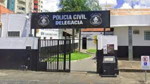 Homem é preso após chamar segurança de clube de ‘negão vagabundo’ por impedir crianças de pularem de ponta em piscina, diz polícia