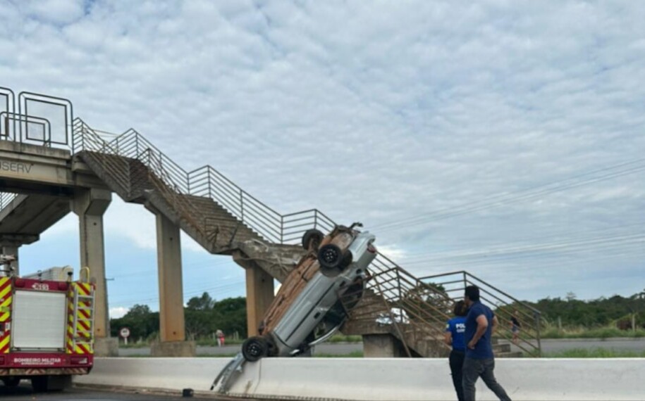 ​Abadia: Carro “voa”, fica preso em passarela da 060 e motorista morre