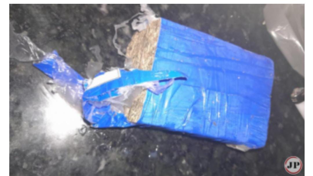 Polícia Militar em Rubiataba conduz homem a delegacia após encontrar droga no congelador de geladeira