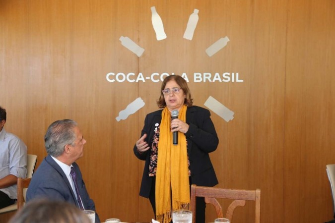 Ministra afirma que "feminicídio mata duas vezes" a mulher