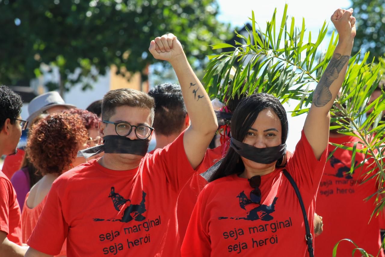 MANIFESTAÇÃO ACONTECE NA PORTA DE COLÉGIO QUE CENSUROU CAMISETA E DEMITIU PROFESSORA