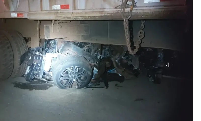 Duas pessoas morrem em acidente entre carro e caminhão