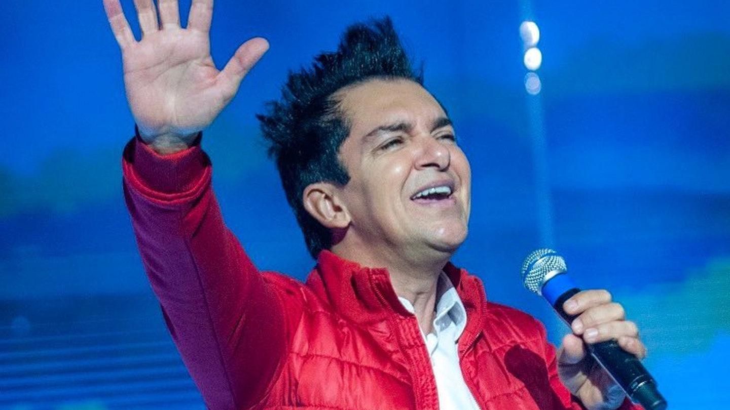 ​      Regis Danese deixa UTI e “já está com vontade de cantar”