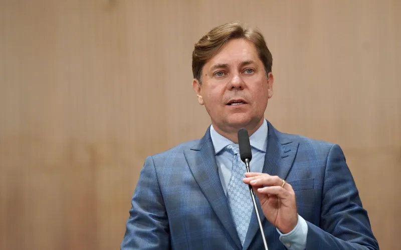 Bruno Peixoto da posse para aprovados no concurso de 2018