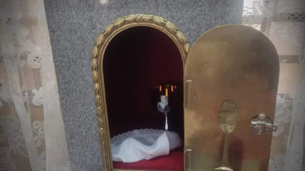 Homens invadem igreja e provocam destruição em Caldas Novas