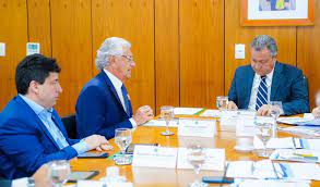 Caiado discute investimentos em obras prioritárias com ministro