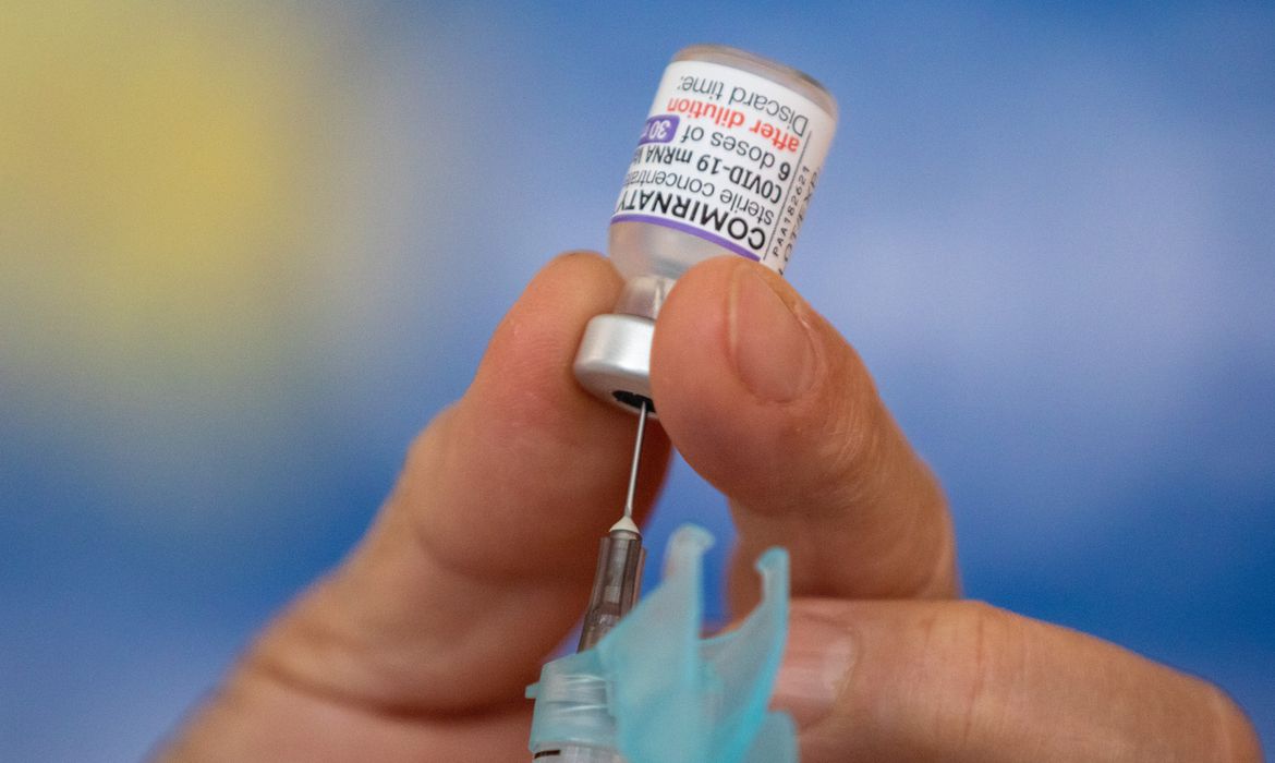 Todo brasileiro e brasileira com mais de 18 anos já pode procurar uma unidade de saúde para tomar a dose de reforço bivalente da vacina da Covid-19