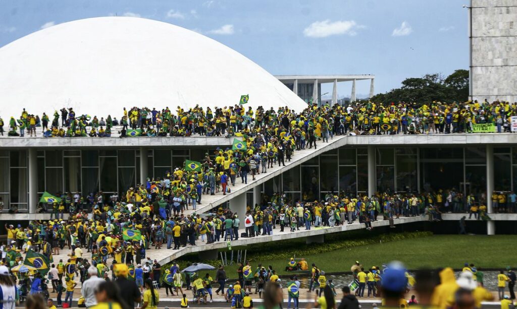 Requerimentos de convocação de ministros e ex-ministros marcam a CPMI