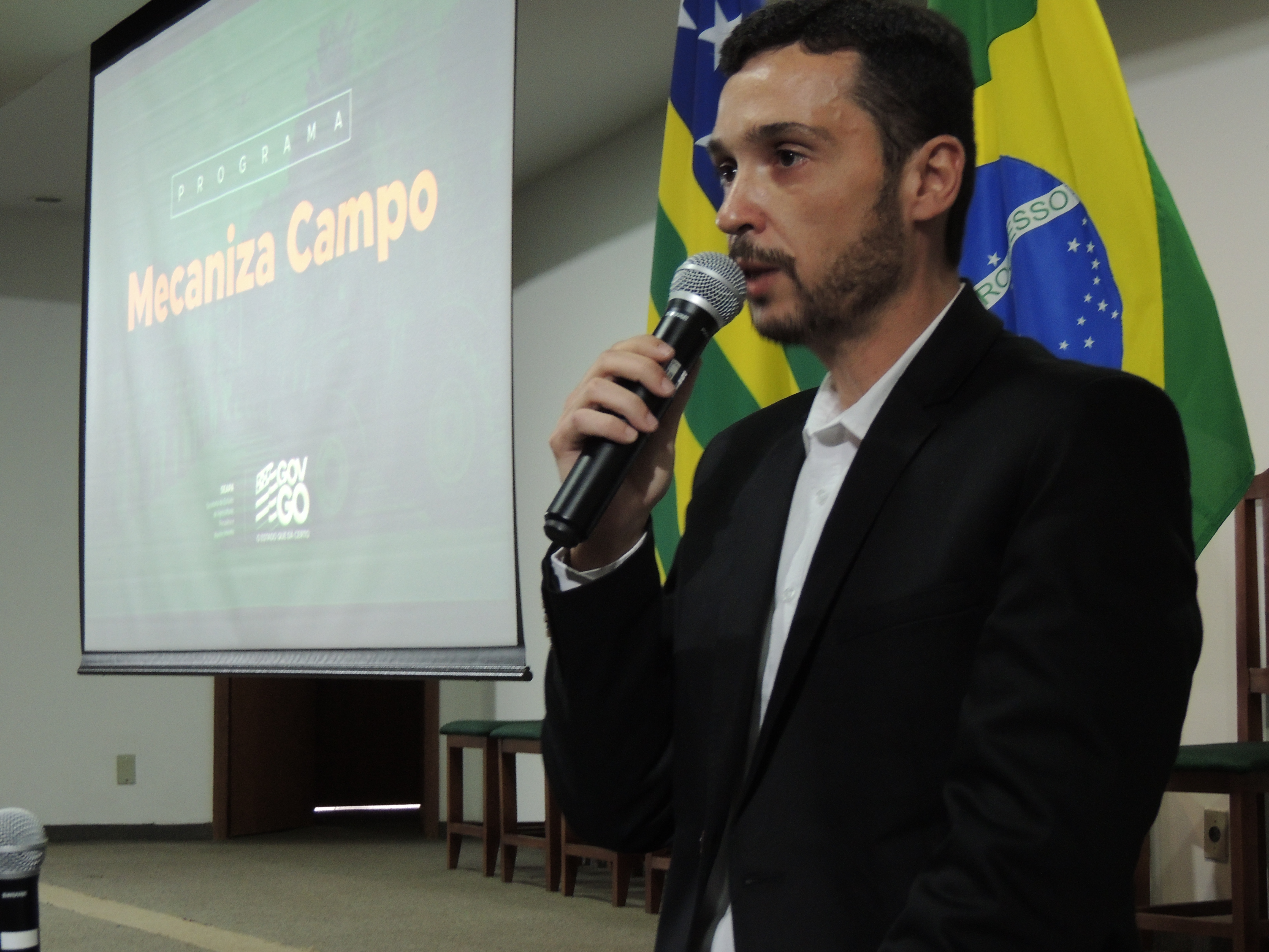 Governo de Goiás entrega tratores e grades aradoras para 11 municípios