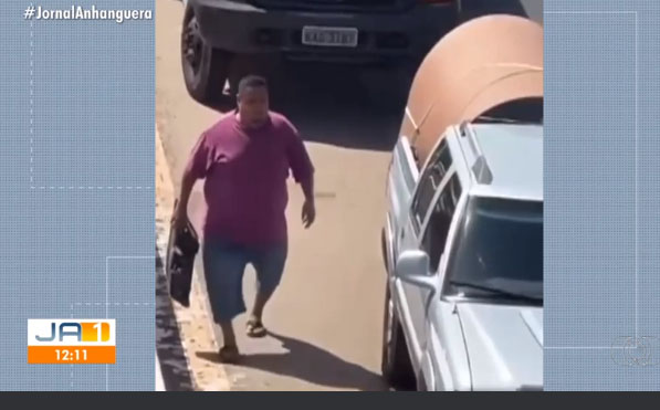 Vídeo mostra homem furtando carro acidentado enquanto Bombeiros tentavam salvar vítima